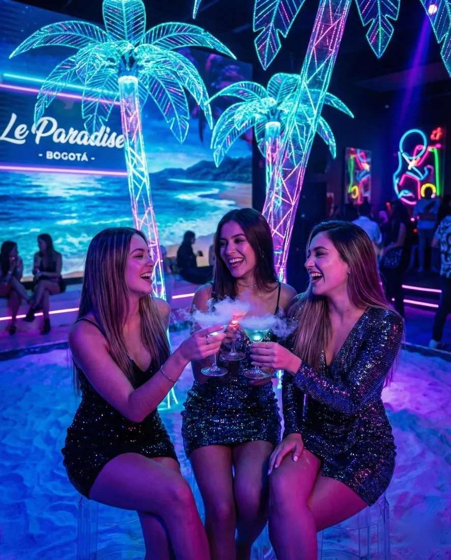 Grupo brindando en un cumpleaños