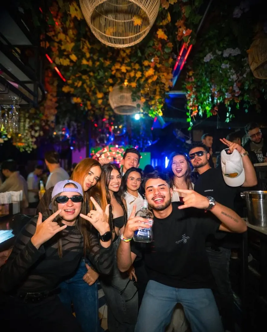 Grupo de amigos celebrando y posando en la discoteca